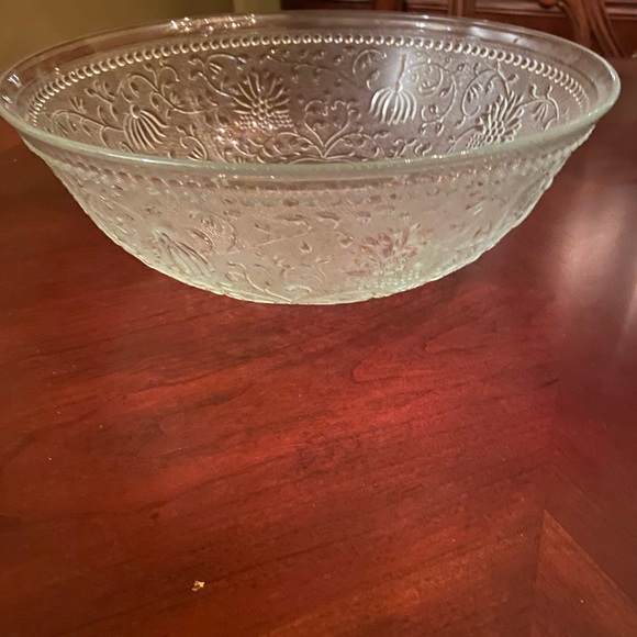 Press Glass Serving Bowl - Picture 2 of 4